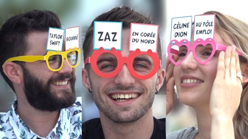 Les youtubeurs Cyprien Squeezie et Natoo jouant au jeu de société Ta Mère en Slip de Topi Games