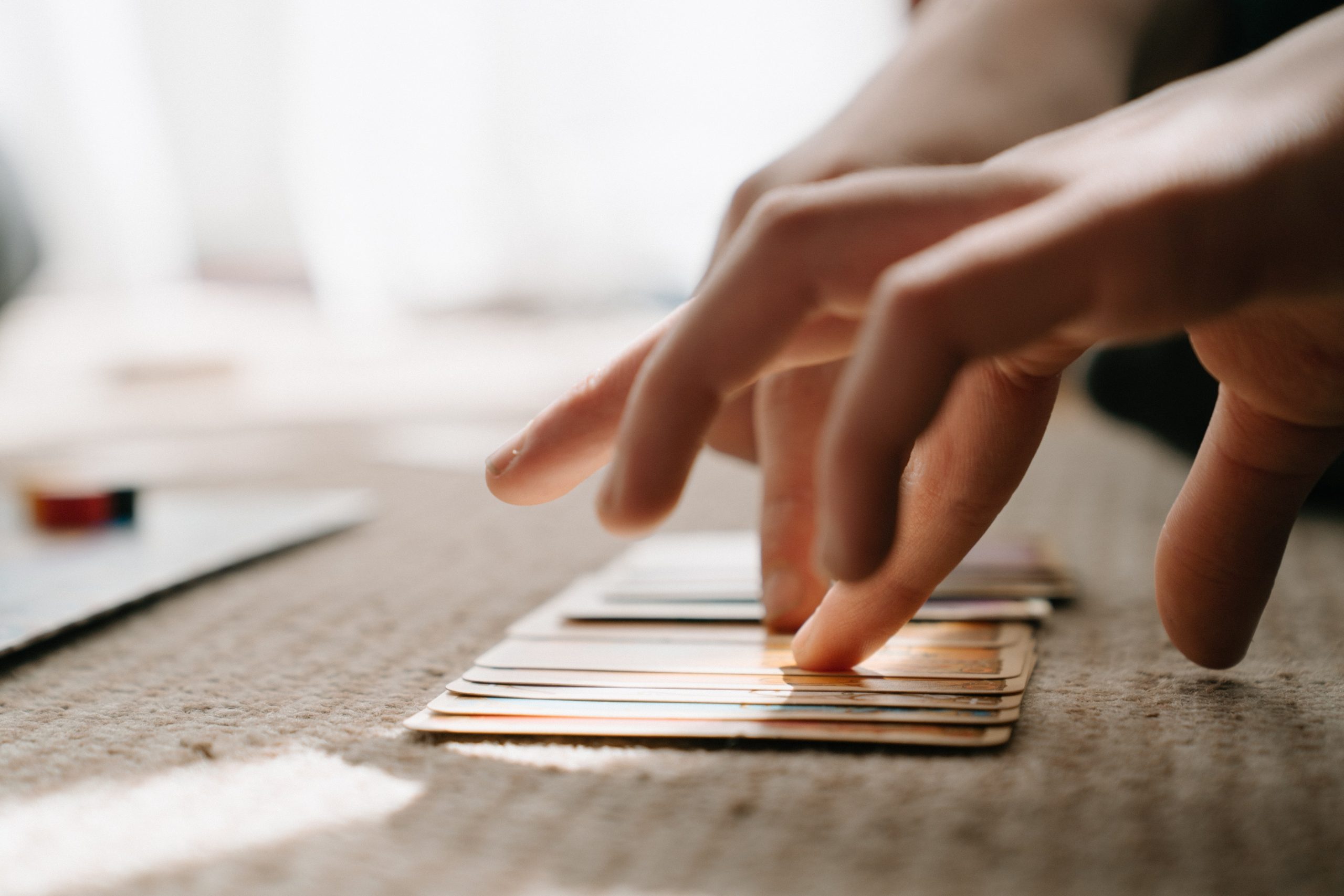 Jeu de cartes posé au sol avec les mains d'un enfant